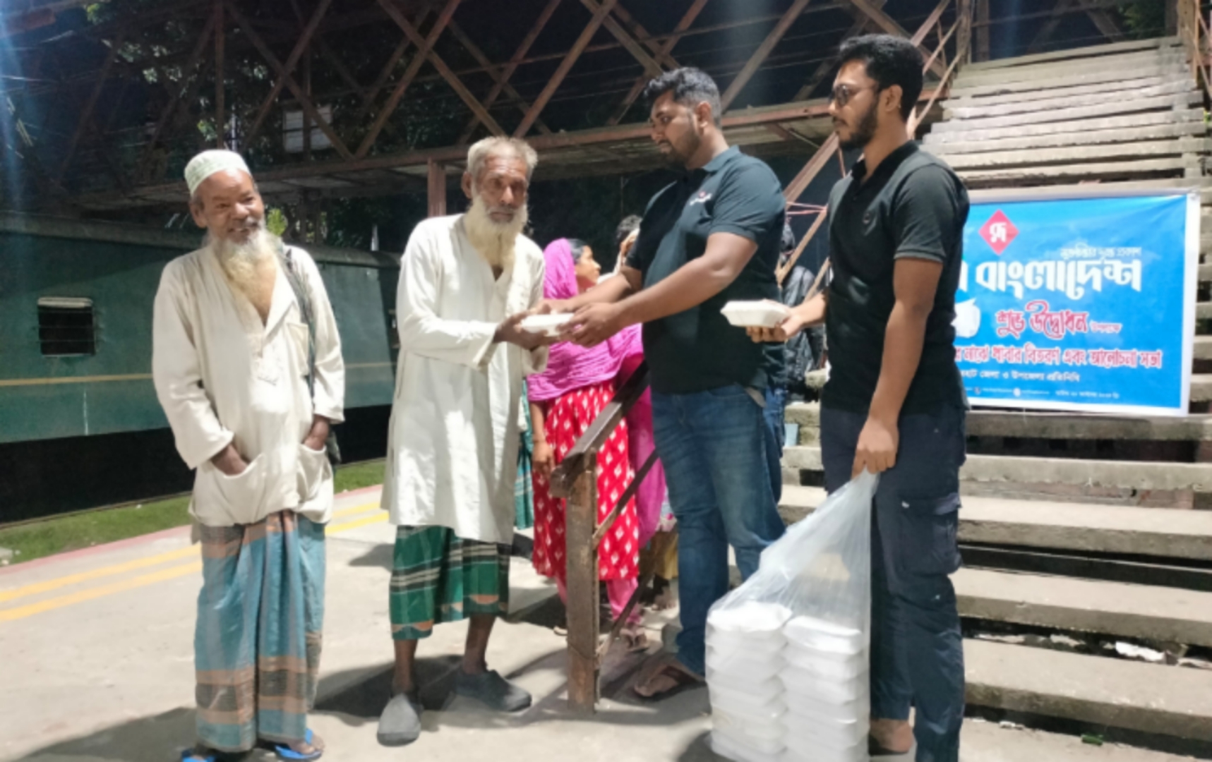 রুপালী বাংলাদেশের নবযাত্রায় ছিন্নমূল ও অসহাদের খাবার বিতরণ