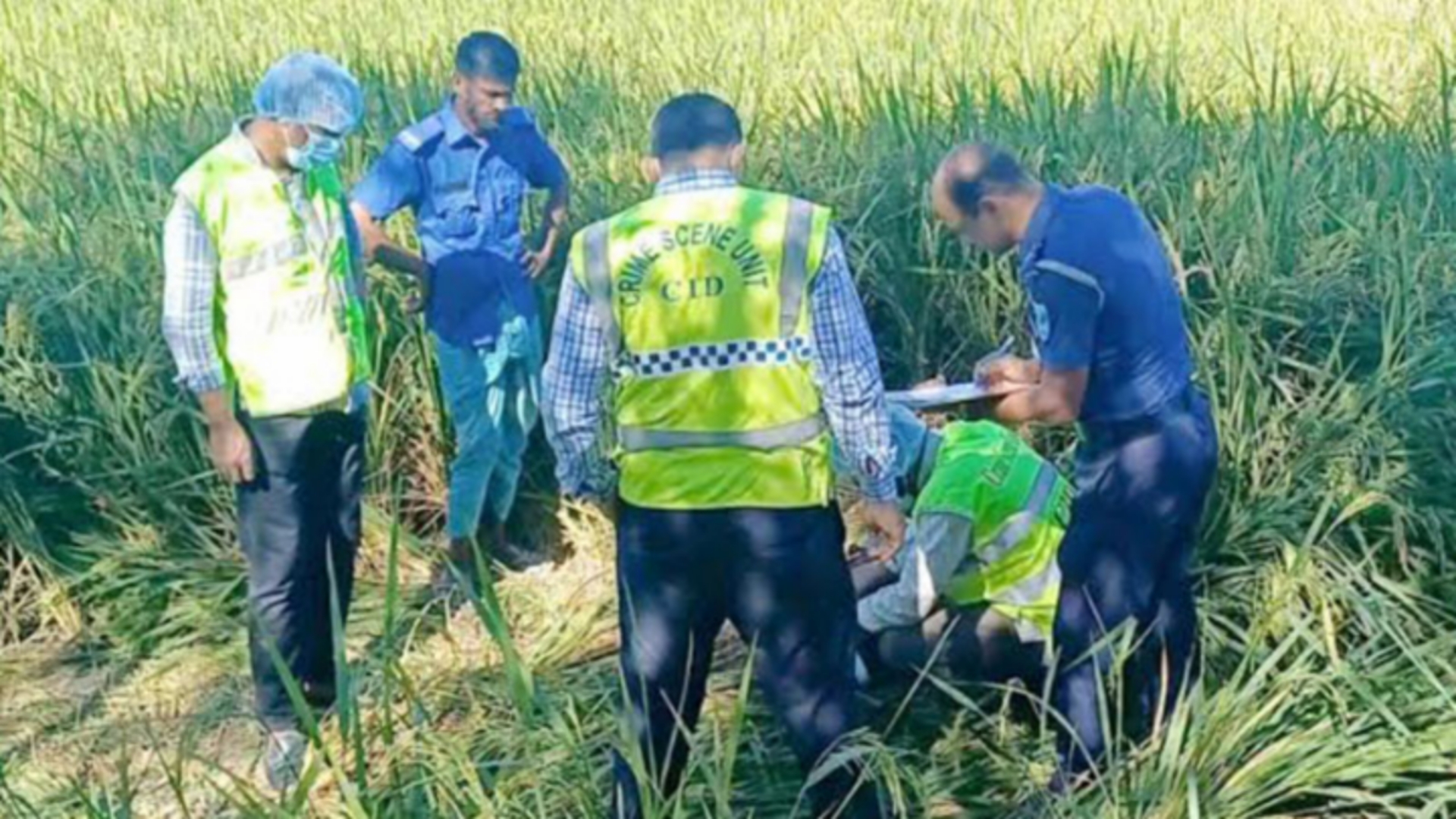 কিশোরগঞ্জে ধান ক্ষেত থেকে অটোচালকের গলাকাটা মরদেহ উদ্ধার