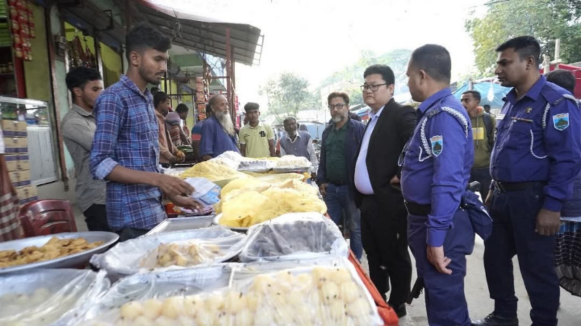 অস্বাস্থ্যকর পরিবেশে খাদ‍্য বিক্রি করায় জরিমানা