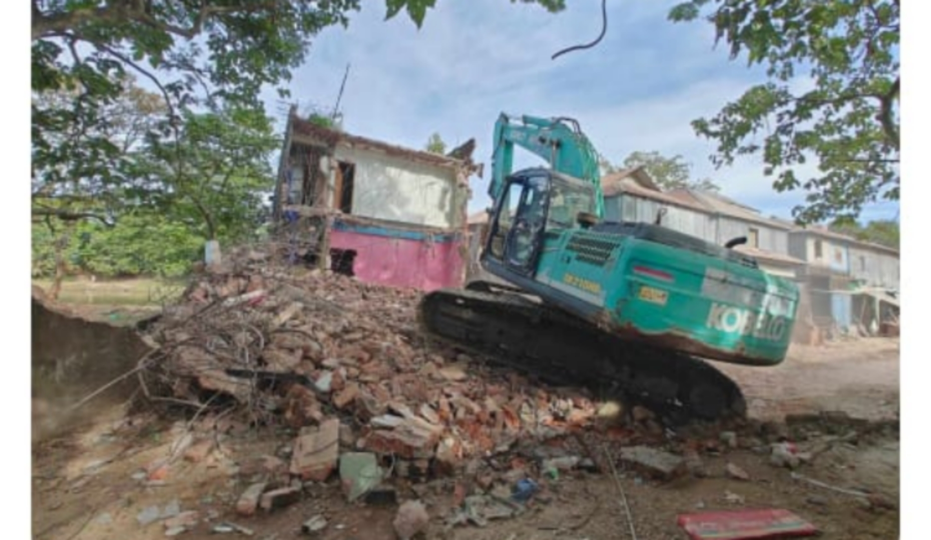 মধ্যনগরে ভূমি কার্যালয়ের ১৫ অবৈধ স্থাপনা গুঁড়িয়ে দিয়েছে জেলা প্রশাসন