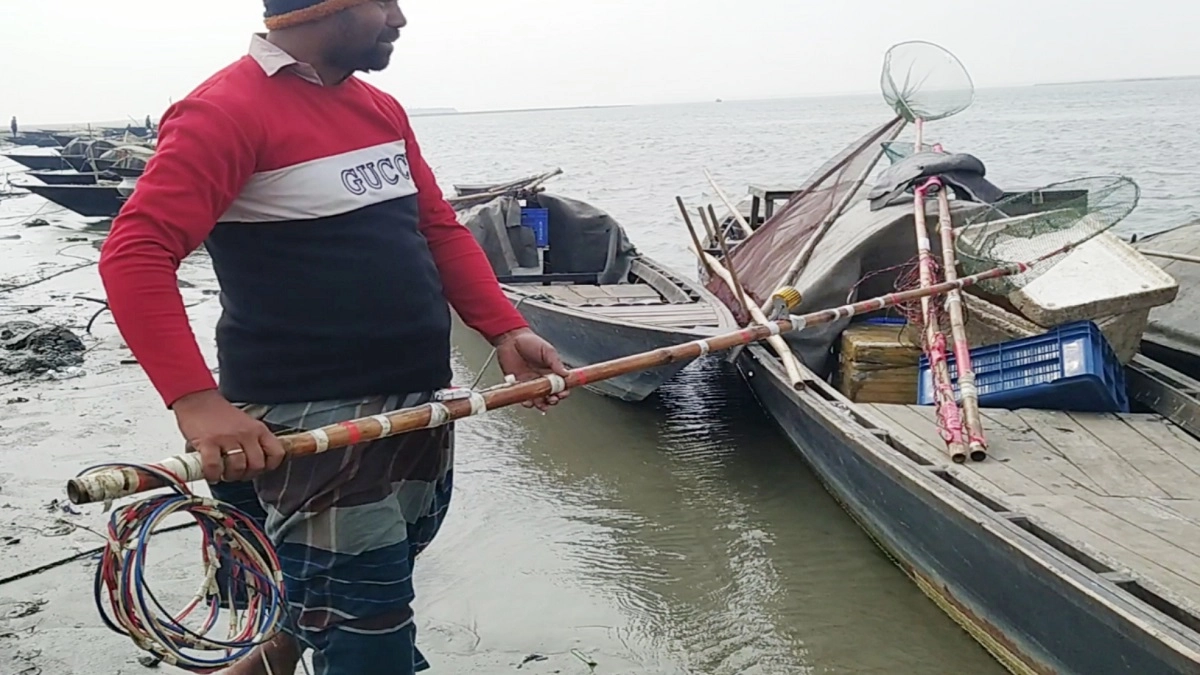 যমুনা নদীতে ইলেকট্রিক শক দিয়ে মাছ নিধন, হুমকিতে জীববৈচিত্র্য