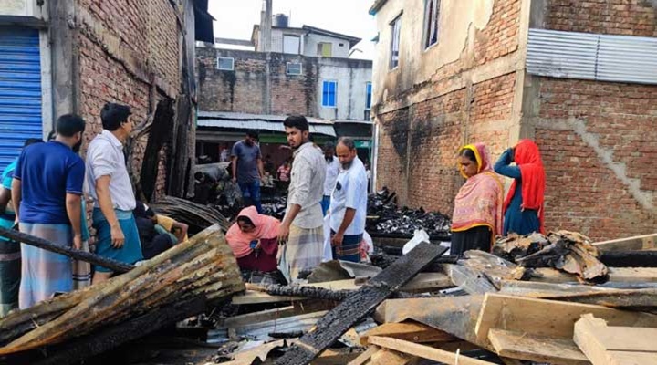 পিরোজপুরে অগ্নিকান্ডে ৮ দোকান পুড়ে ছাই