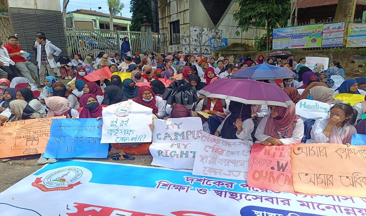 স্থায়ী ক্যাম্পাসের দাবিতে রাঙামাটি মেডিকেল কলেজ শিক্ষার্থীদের মানববন্ধন