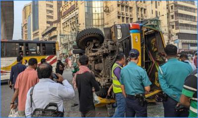 পল্টনে বাস-ট্রাক সংঘর্ষে প্রাণহানি