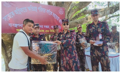 সাজেকে অগ্নিকাণ্ডে ক্ষতিগ্রস্ত পরিবারের পাশে বিজিবি