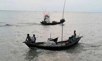 নিষেধাজ্ঞা অমান্য : মেঘনায় মাছ শিকারে জেলেদের প্রতিযোগিতা