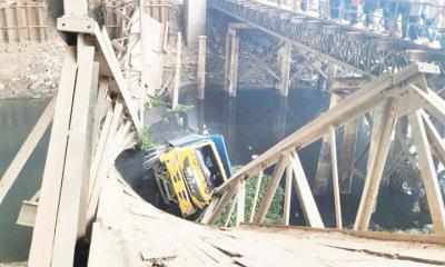 ২৪ ঘন্টায়ও উদ্ধার হয়নি ট্রাক, বিকল্প পথে চলার অনুরোধ