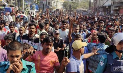 সড়ক অবরোধ করে ব্যাটারিচালিত রিকশাচালকদের বিক্ষোভ