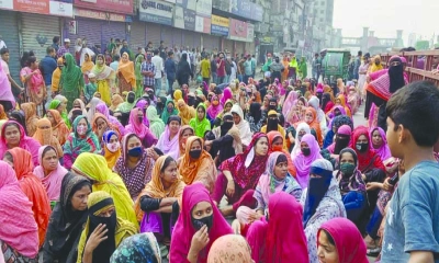 বকেয়া বেতন ও কারখানা খোলার দাবিতে শ্রমিক বিক্ষোভ