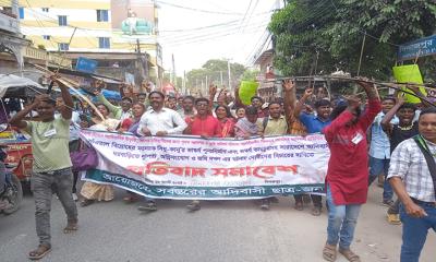 ৯ দফা দাবিতে তীর-ধনুক নিয়ে রাস্তায় কয়েক হাজার আদিবাসী