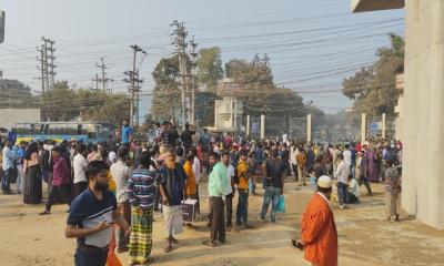 আশুলিয়ায় বকেয়া বেতনের দাবিতে শ্রমিকদের বিক্ষোভ