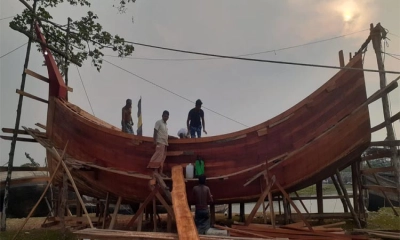 ট্রলার তৈরিতে ব্যস্ত কাঠমিস্ত্রীরা, সমুদ্র যাত্রায় প্রস্তুতি নিচ্ছে জেলেরা