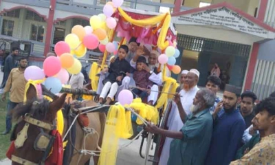 শিক্ষকের ‘রাজকীয়’ বিদায় সংবর্ধনা, কাঁদলেন ও কাঁদালেন