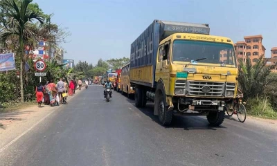 ববি শিক্ষার্থীদের ওপর শ্রমিকদের হামলা, অবরোধ