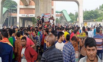 আবারও সড়ক অবরোধ করলেন রিকশাচালকরা, যান চলাচল বন্ধ