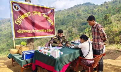 বান্দরবানে সেনা সহায়তায় নিজ বাড়িতে ফিরলেন কুকি চিনের তাণ্ডবে ঘরছাড়া গ্রামবাসী