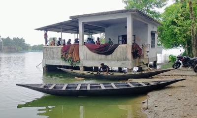 শার্শায় বোমা ফাটিয়ে বাওড়ের মাছ লুটের অভিযোগ