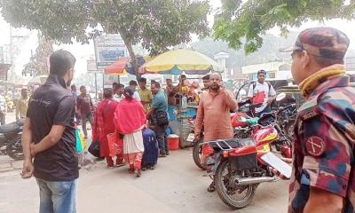 বেনাপোলে দুরপাল্লার পরিবহন চলাচল বন্ধ, দুর্ভোগে যাত্রীরা