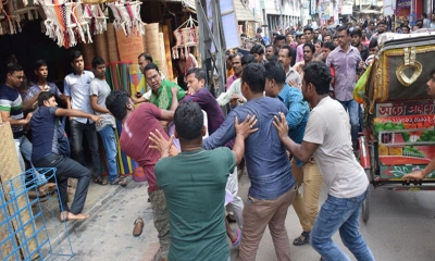 লাউয়ের দামাদামি নিয়ে দ্বন্দ্ব, পিতা-পুত্রকে কুপিয়ে জখম