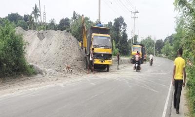 খুলনা-সাতক্ষীরা মহাসড়কের বিপদজনক মোড়ে ‘বালুর বেড’