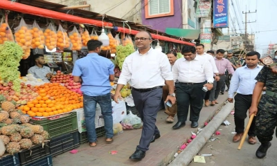 কক্সবাজার শহরে বাজার মনিটরিংয়ে নামলেন জেলা প্রশাসক