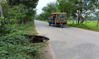 রায়গঞ্জে আঞ্চলিক রাস্তায় অধিকাংশ গর্ত নয় যেন মরনফাঁদ