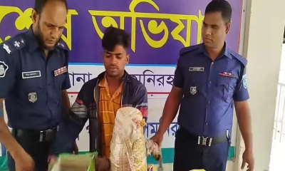 বইয়ের ভেতর গাঁজা বহন, মাদক ব্যবসায়ী গ্রেপ্তার