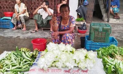 বান্দরবানে বিক্রি হচ্ছে হরেক রকমে সবজি ফুল