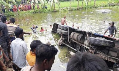 পাঁচবিবি বাস উল্টে পুকুরের পড়ে আহত ১০