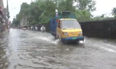 বৃষ্টিতে বরিশালের বিভিন্ন সড়কে হাঁটু পানি