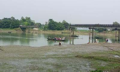 সেতু ভেঙে ৪ বছর ধরে দুর্ভোগ পোহাচ্ছে লক্ষাধিক মানুষ