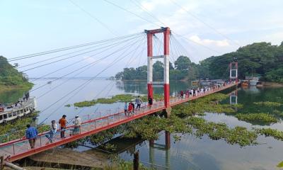 ঝুলন্ত ব্রিজ দেখে প্রাণ জুড়ালো পর্যটকদের