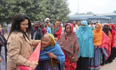 টাঙ্গাইল জেলা প্রশাসনের পক্ষে শীতার্ত মানুষদের কম্বল বিতরণ