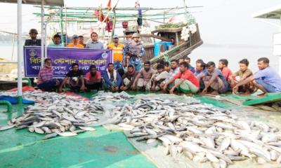 সাড়ে ৪ কোটি টাকার জাটকা ও জালসহ ১০ জেলে আটক