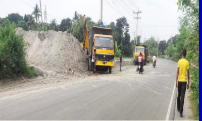 খুলনা-সাতক্ষীরা মহাসড়কের বিপদজনক মোড়ে ‘বালুর বেড’