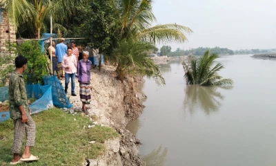 আশাশুনিতে বাঁধে ভাঙন, আতঙ্কে ৮০০ পরিবার