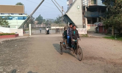 হল ছাড়ছেন কুয়েট শিক্ষার্থীরা