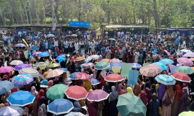 ধর্ষকের শাস্তির দাবিতে রাবি শিক্ষার্থীদের মহাসড়ক অবরোধ