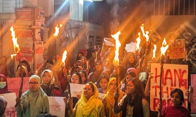 ধর্ষকের ফাঁসির দাবিতে রোকেয়া হলের শিক্ষার্থীদের মশাল মিছিল