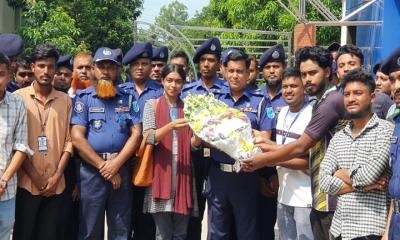 মুন্সীগঞ্জে পুলিশ সদস্যদের ফুল দিয়ে বরণ করলেন শিক্ষার্থীরা