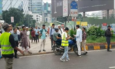 ট্রাফিকের দায়িত্বে শিক্ষার্থীরা অনেকেই আইন মানতে চায় না