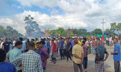 বোনাস-ছুটি বৃদ্ধিসহ নানা দাবিতে গাজীপুরে শ্রমিকদের মহাসড়ক অবরোধ