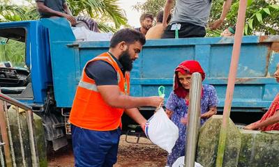 বরিশাল বিশ্ববিদ্যালয়ের ত্রান পৌঁছে গেল বন্যার্তদের কাছে