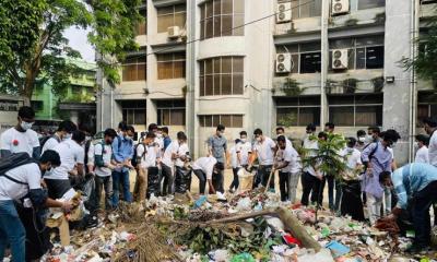 ময়লা স্তুপ পরিষ্কার করে বৃক্ষরোপণ করলো জবি ছাত্রদল