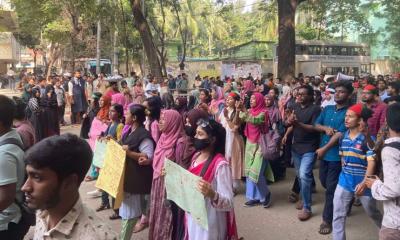 তিন দফা দাবিতে জবি শিক্ষার্থীদের তাঁতিবাজার মোড় অবরোধ