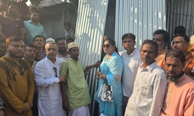 আগুনে ক্ষতিগ্রস্ত পরিবারের পাশে বিএনপি নেতা আকবর