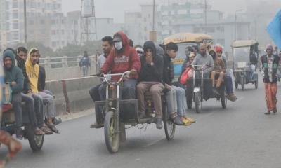 কুয়াশা ঝরছে বৃষ্টির মতো, শীতে জবুথবু জনজীবন