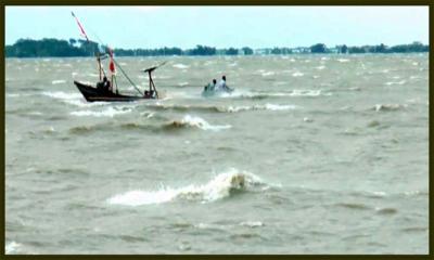 পানি সরছে কক্সবাজারে; হোটেলবন্দীরা ছুটছেন সৈকতে