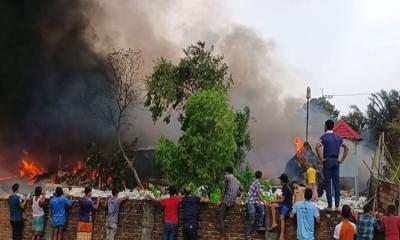 বকেয়া বেতন না পেয়ে এবার কারখানায় আগুন দিল শ্রমিকরা