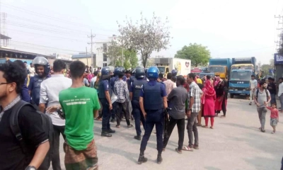 বকেয়া বেতনের দাবিতে শ্রমিকদের মহাসড়ক অবরোধ